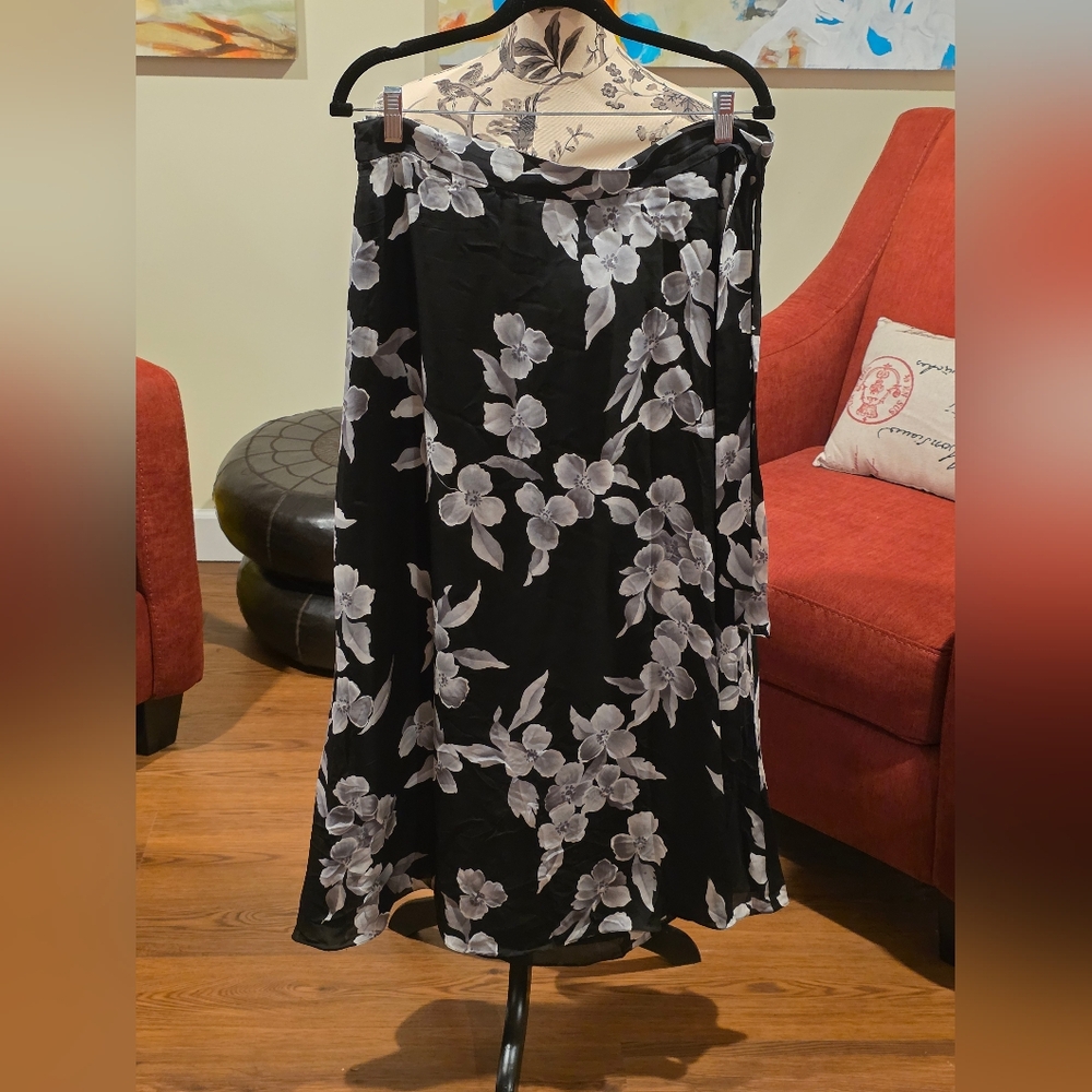 Jones New York Black and Gray Floral Maxi Skirt